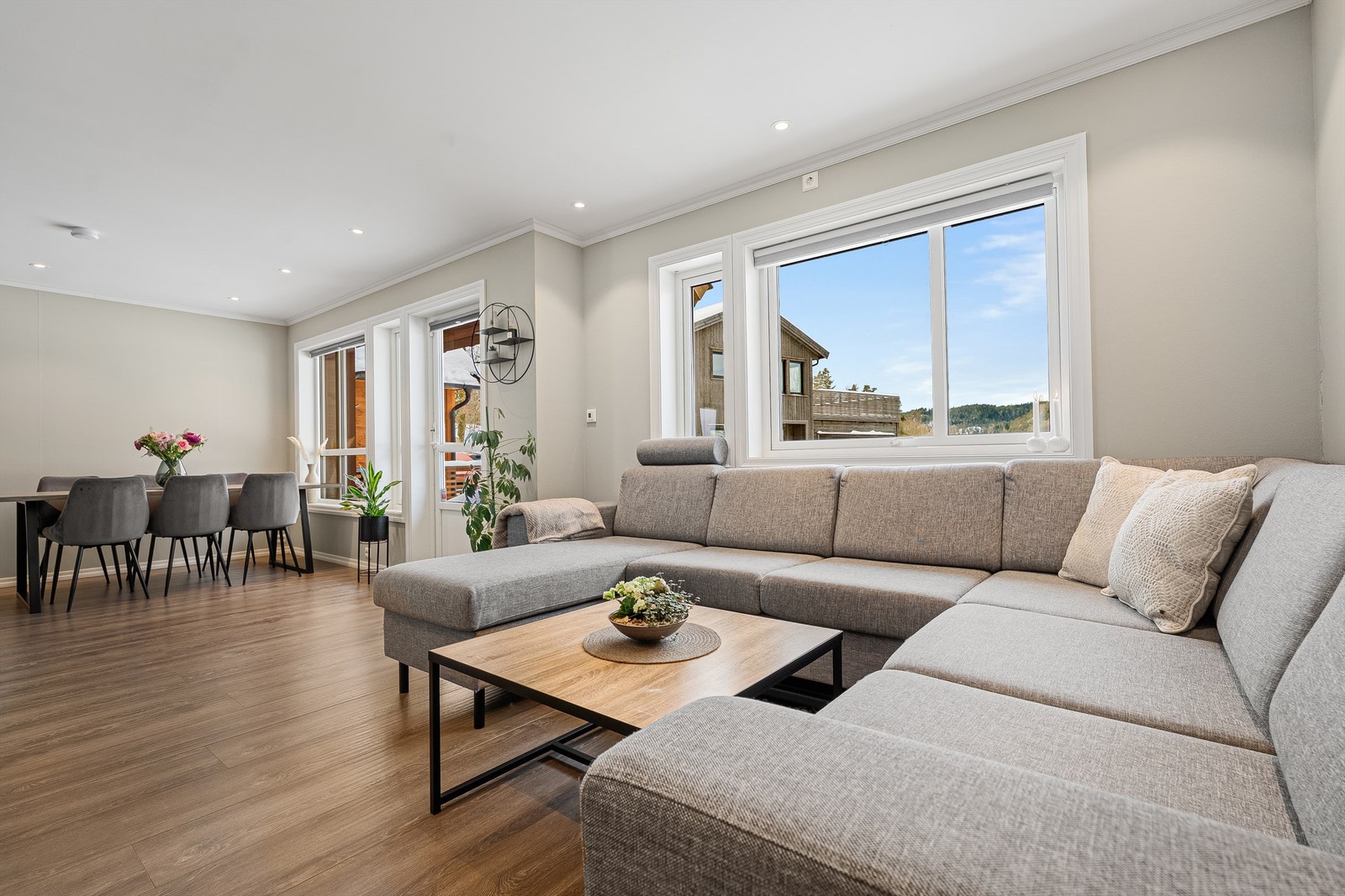 Store vindusflater og terrassedør for godt med dagslys inn i stuen/kjøkkenet Galleribilde