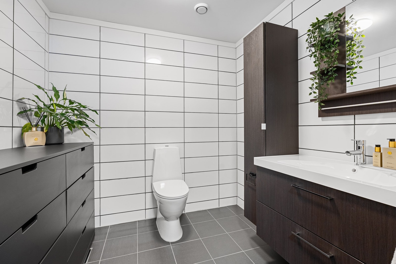 1.etg Toalettrom med wc og servant, her var det tidligere dusj på venstre side for toalettet. Røropplegg og sluk er der fremdeles. ( mao -må mann bare kjøpe/sette inn et kabinett) Galleribilde