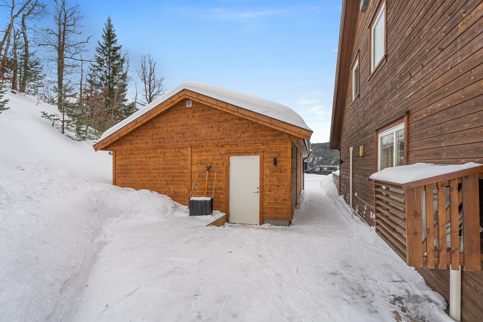 Fra inngangspartiet mot garasje og innkjørsel Galleribilde