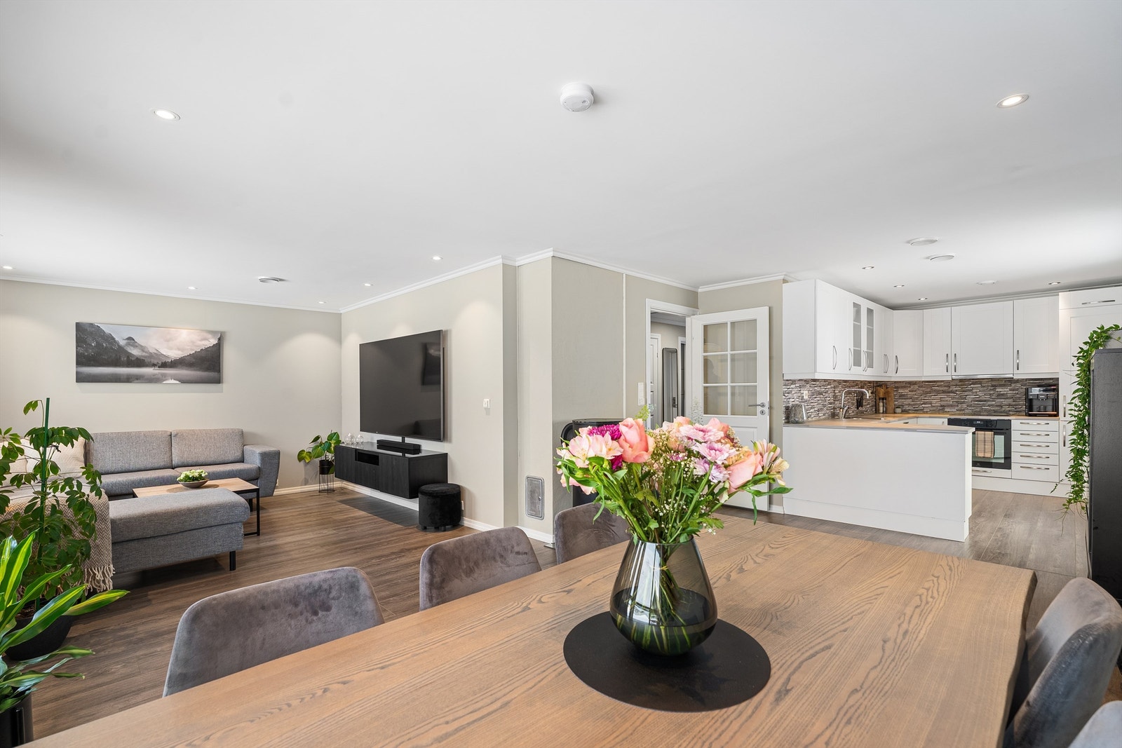 Åpen stue-/kjøkkenløsning som inviterer til sosialt samvær Galleribilde