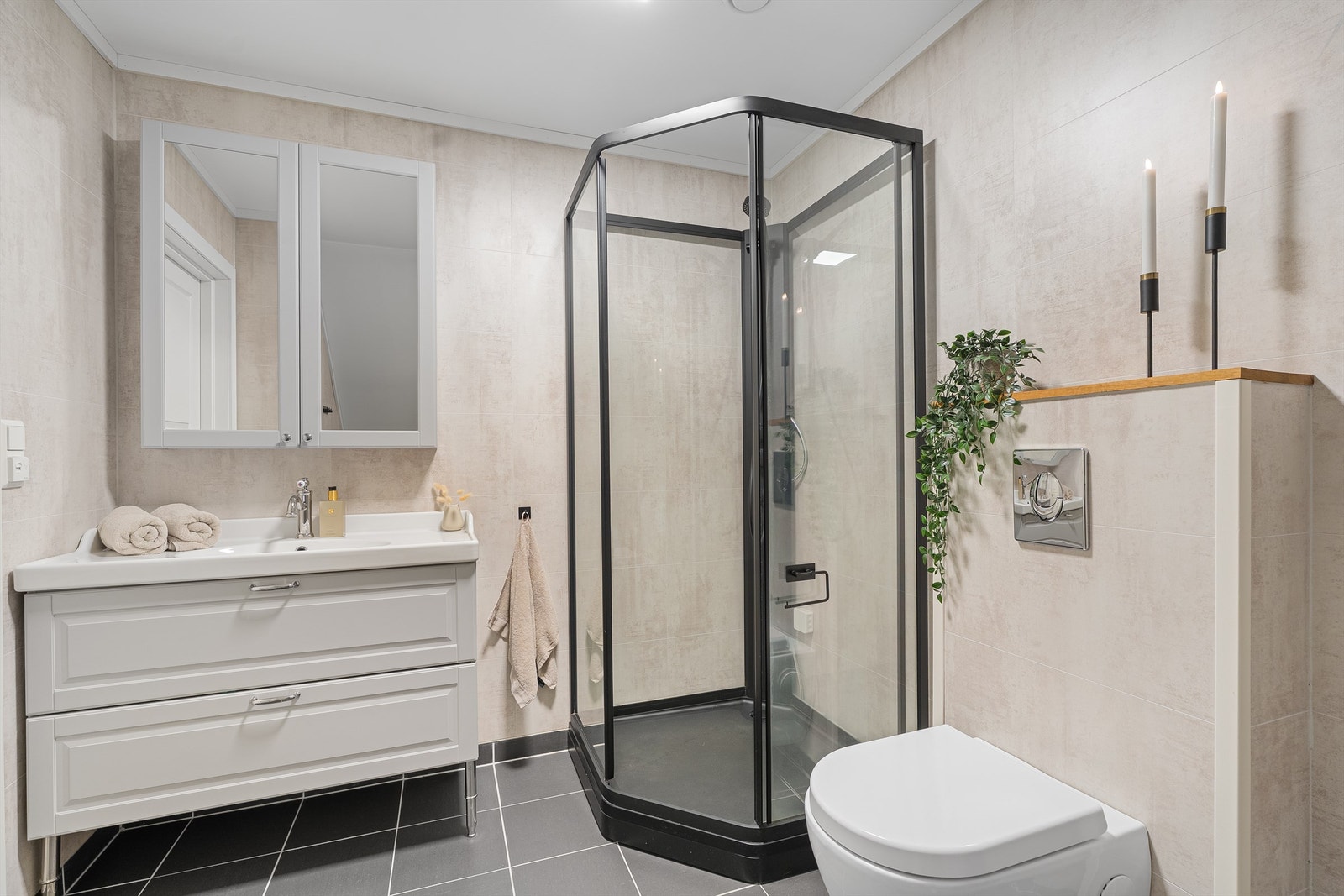 Badet er innredet med baderomsinnredning fra IKEA Galleribilde