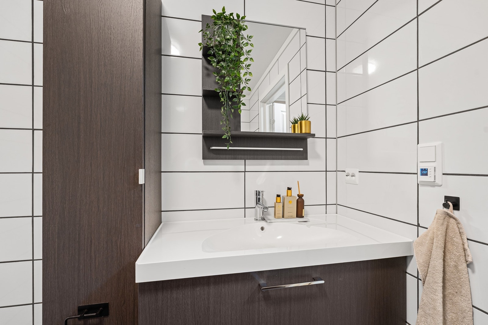 Toalettrom med baderomsinnredning fra IKEA Galleribilde