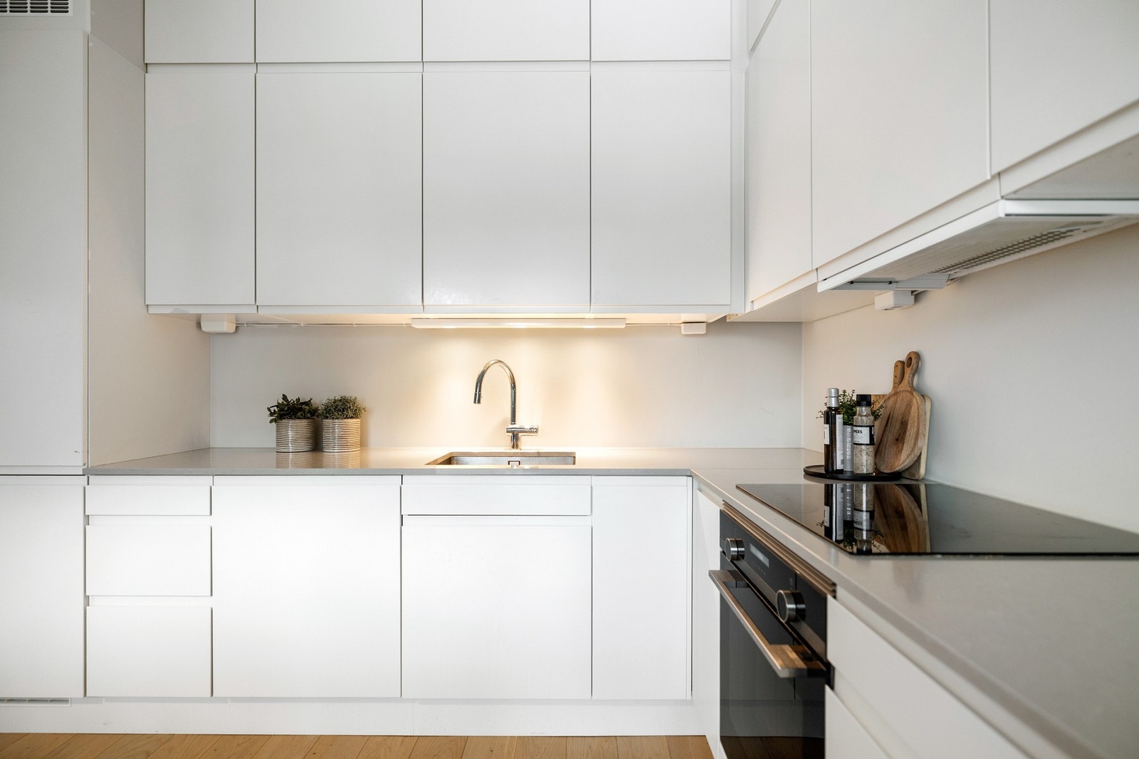 Platetopp, kjøl/frys, oppvaskmaskin og mikrobølgeovn er integrert i innredningen Galleribilde