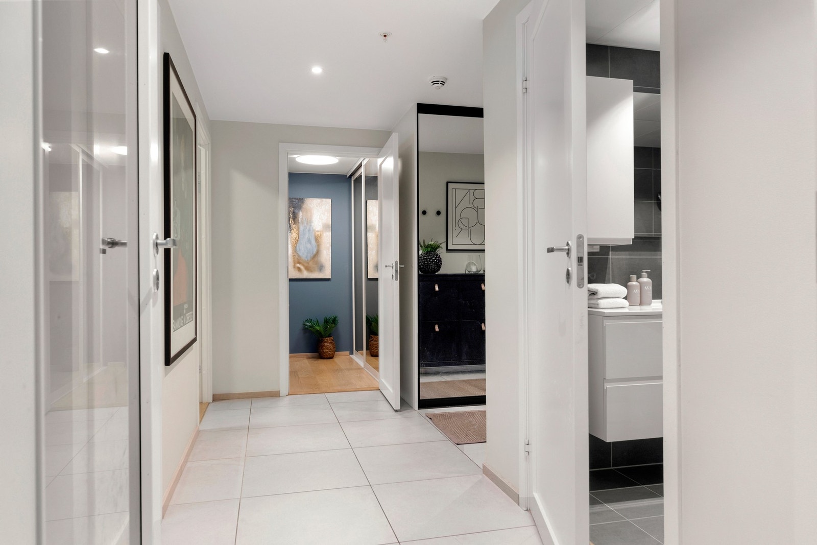 Av våtrom har leiligheten to delikate bad - Badene er flislagt med varme i gulvet Galleribilde