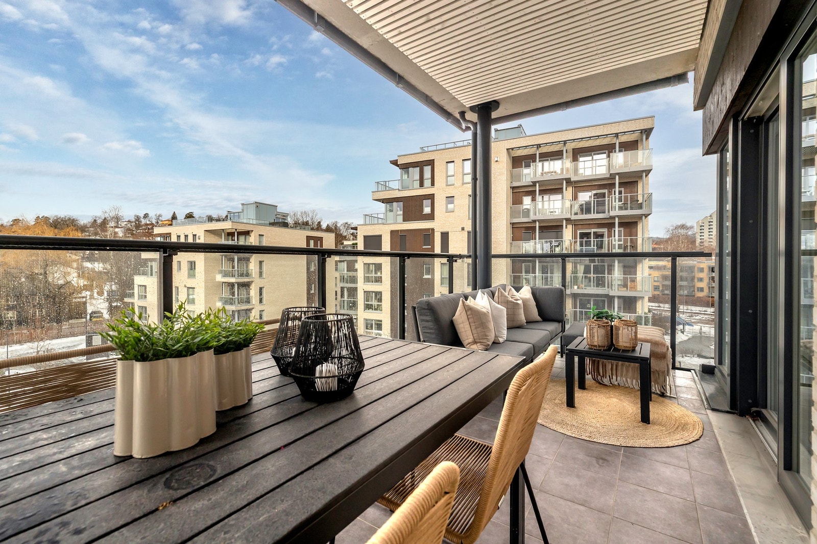 Balkongen har god plass til utemøblement og grill, en herlig forlengelse av stuen i sommerhalvåret Galleribilde