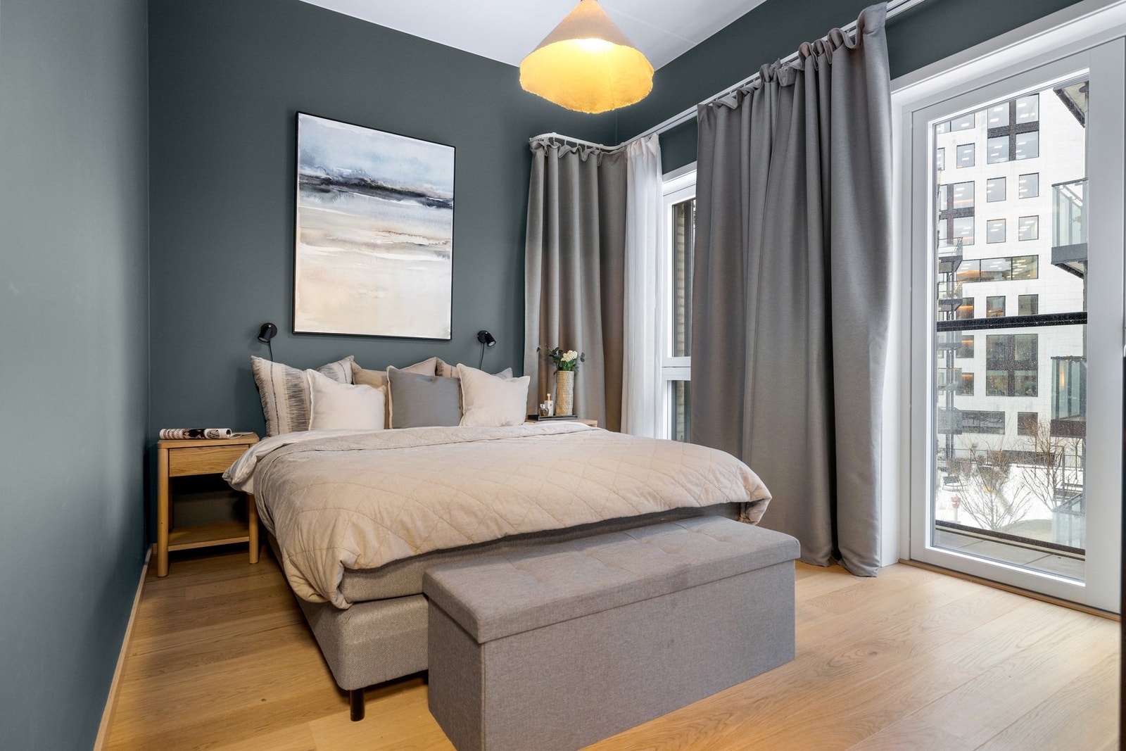 Hovedsoverommet ligger i en komfortabel suiteløsning med direkte adkomst til en luftebalkong Galleribilde