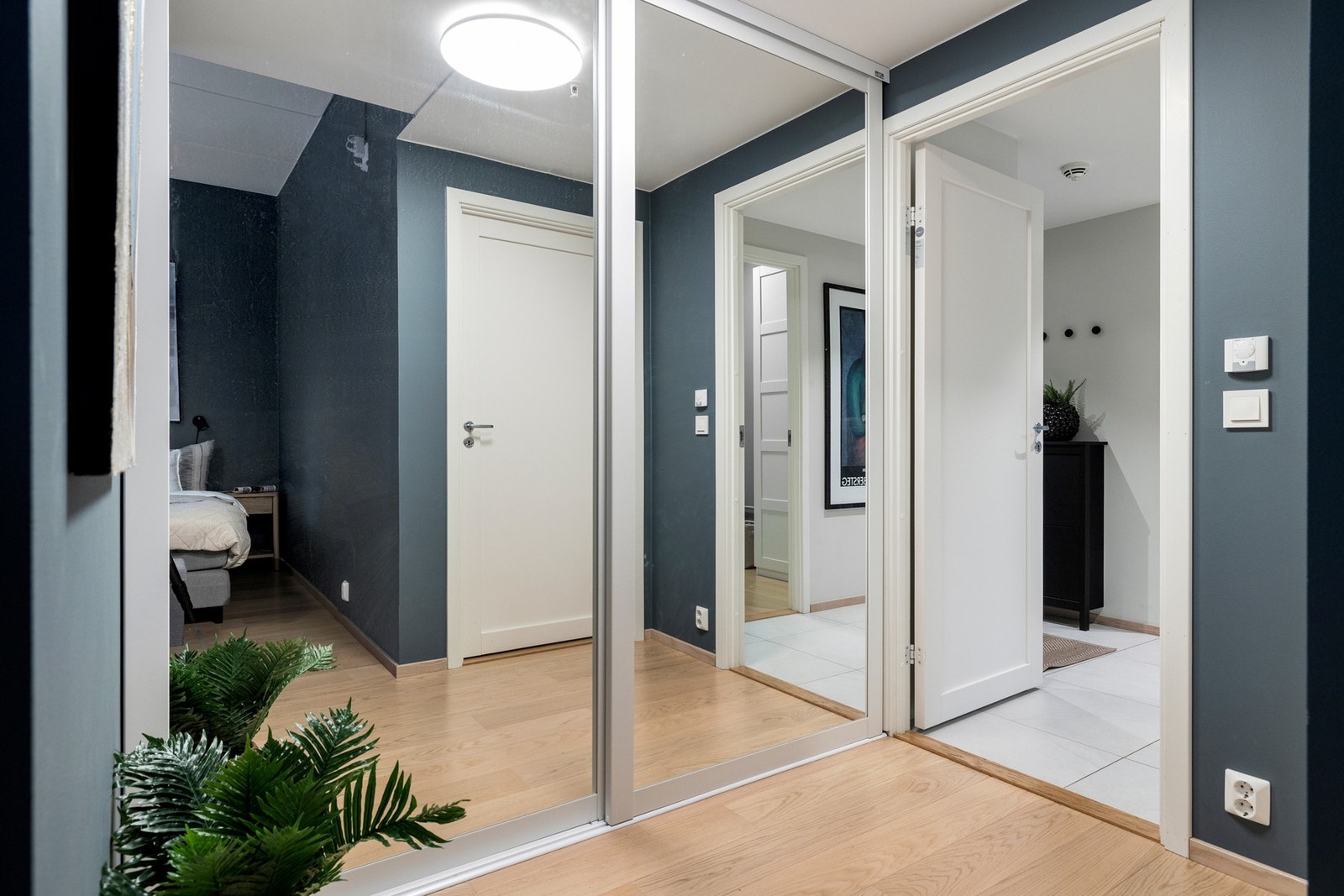 Hovedsoverommet har en stor skyvedørsgarderobe Galleribilde