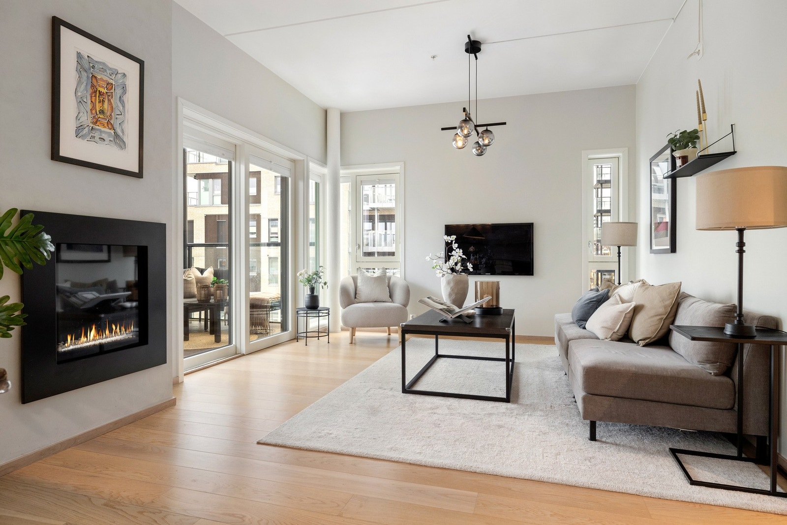 Leilighetens stue er langstrakt og ligger i åpen løsning med kjøkkenet Galleribilde