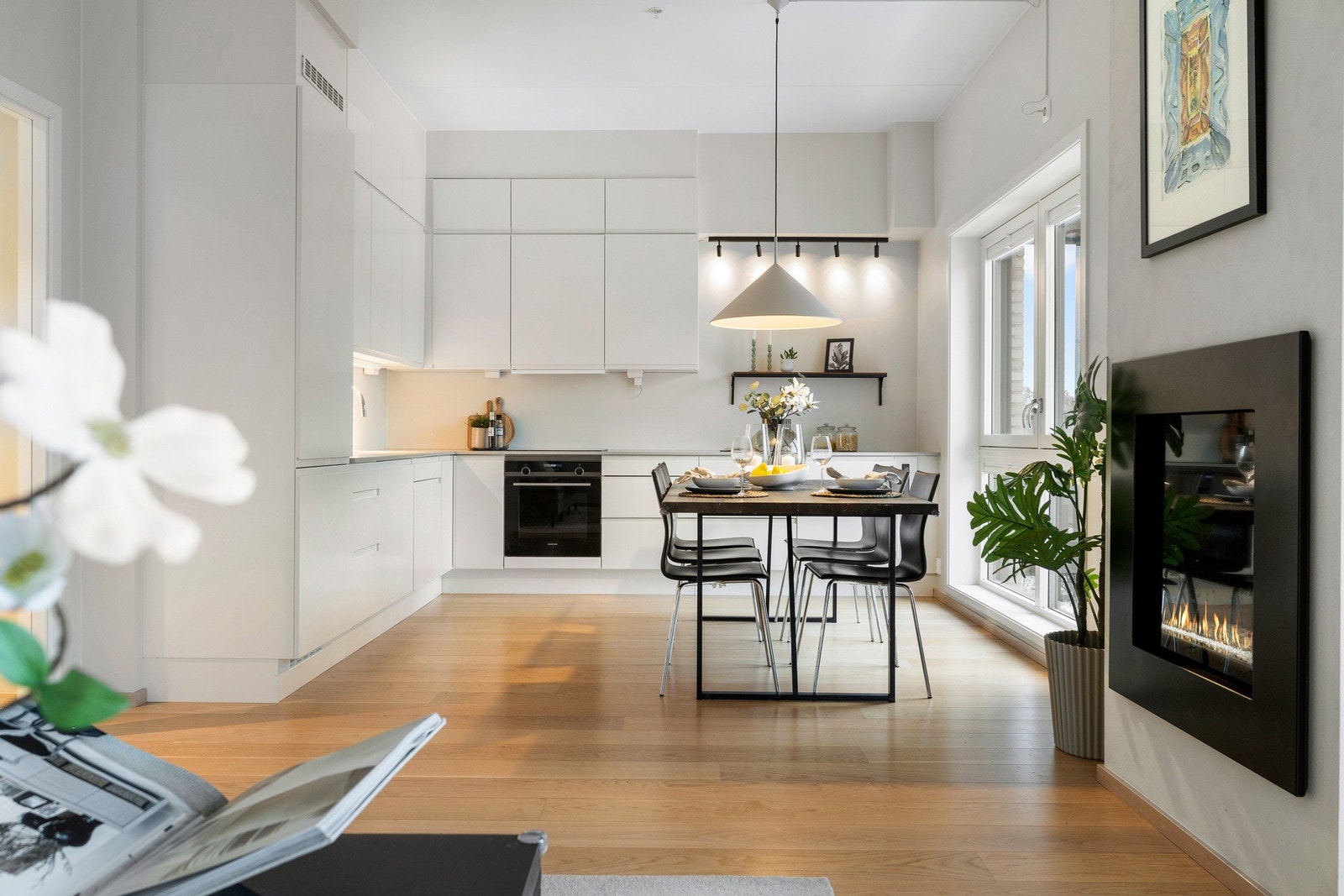 Det er vannbåren varme i gulvet - i tillegg til en delikat gasspeis som varmer godt Galleribilde