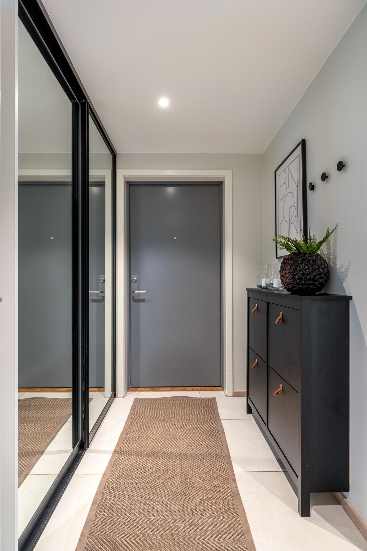 Leiligheten ligger i byggets 4. etasje og har heis/og trappeadkomst til leilgihetsplan Galleribilde