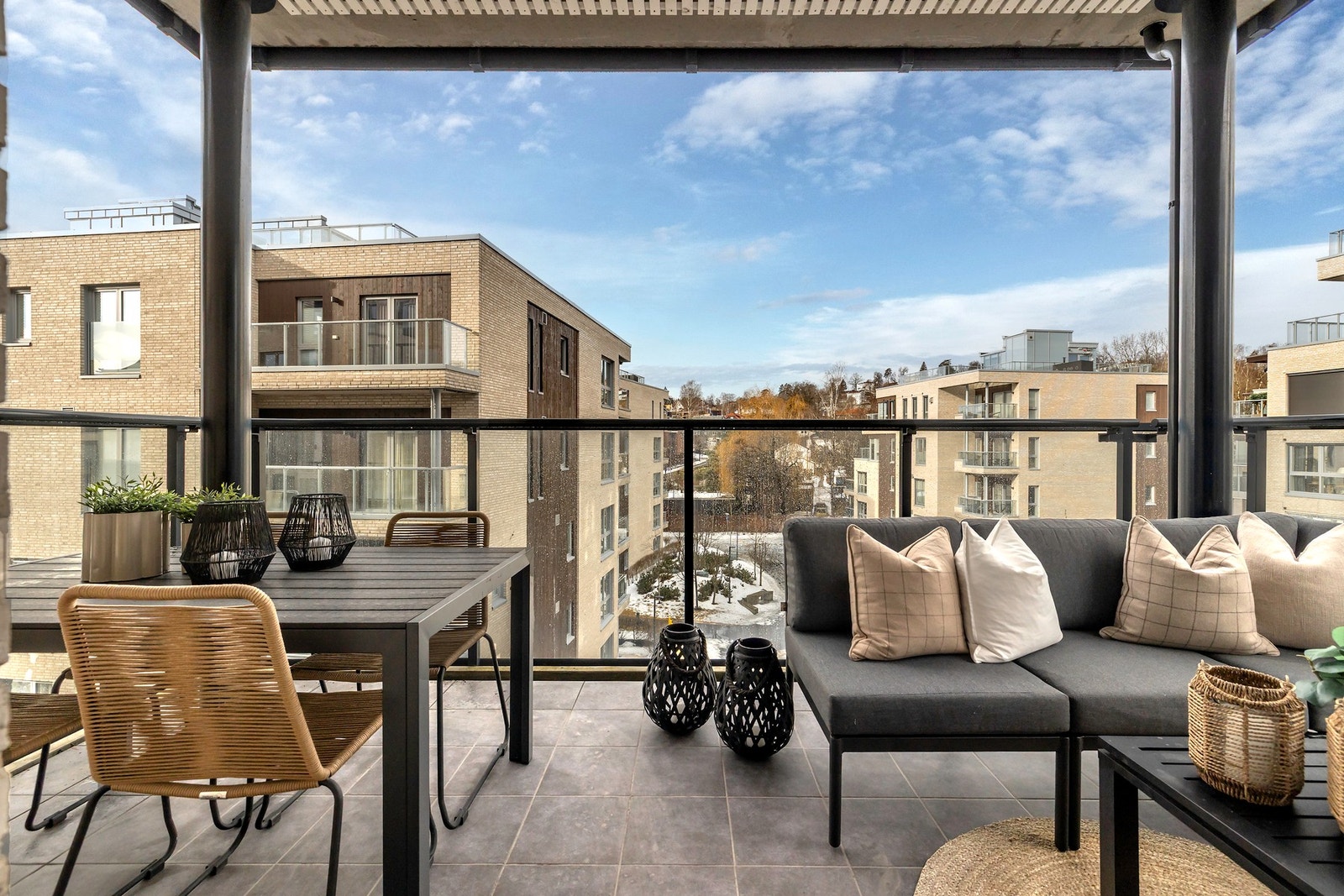 Fra stuen er det adkomst til en av leilighetenes balkonger Galleribilde