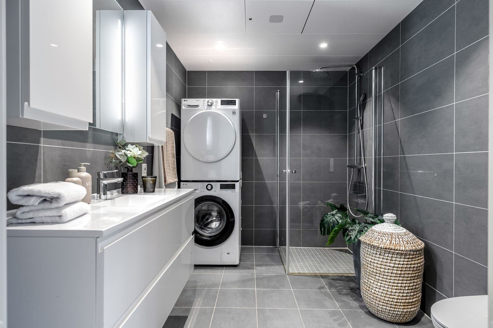 Det andre badet har adkomst fra entreen er det servantinnredning med to skuffefronter samt speil Galleribilde