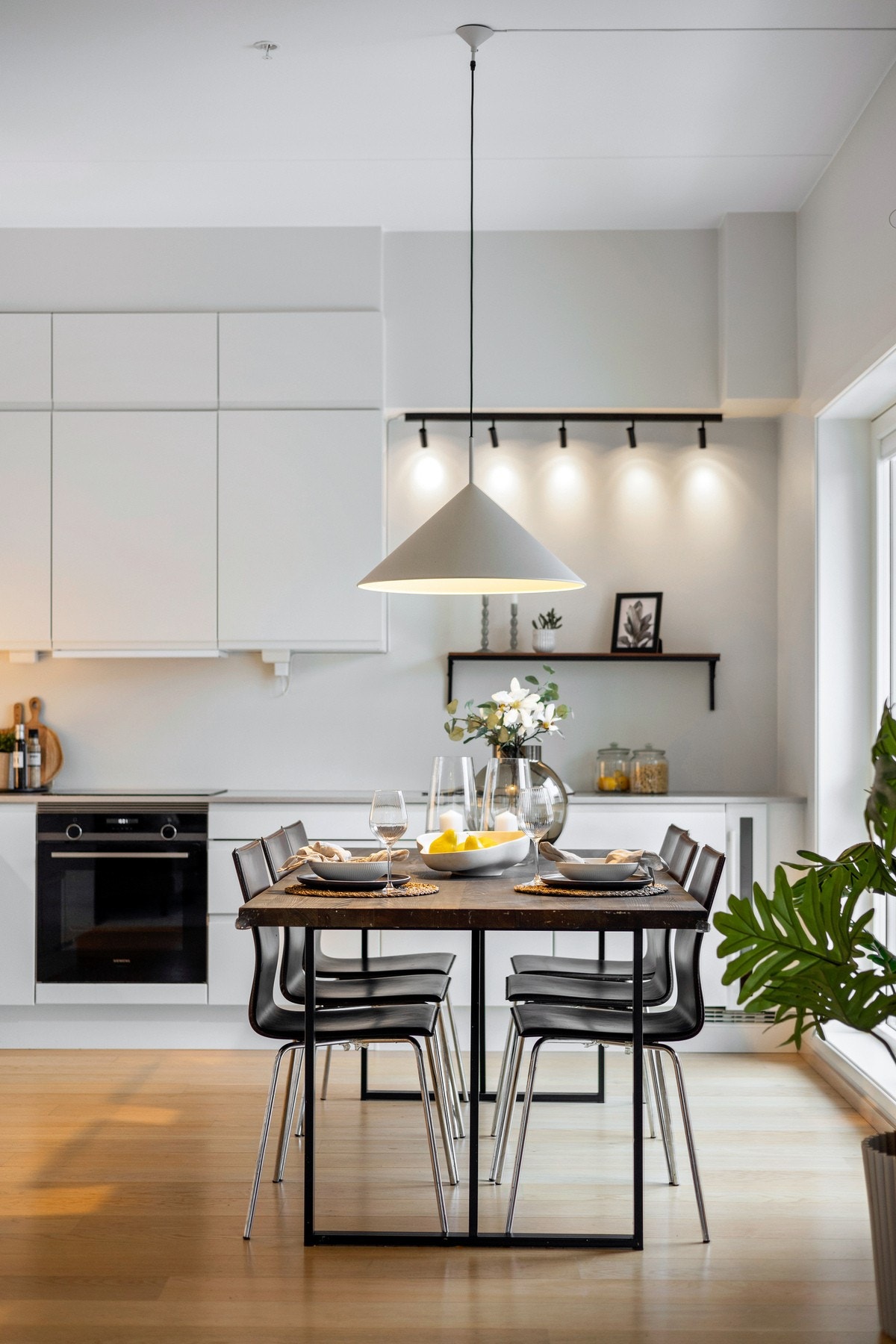 Leiligheten inneholder: Entré, stue/spisestue/kjøkken, 3 soverom, 2 bad/wc, bod/teknisk rom. Bod i kjeller. Galleribilde