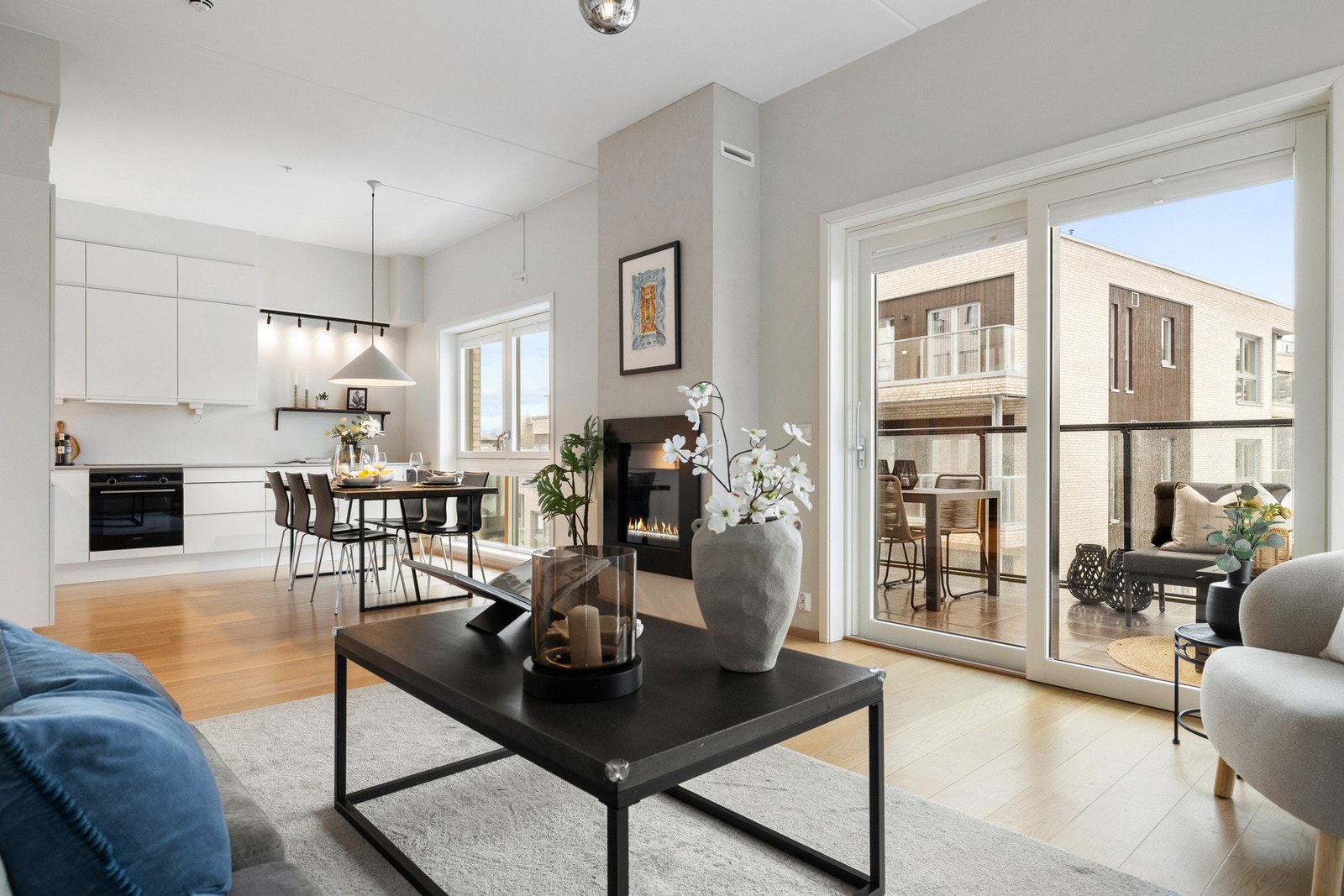 Her har du god plass til både sofagruppe og spisebord Galleribilde