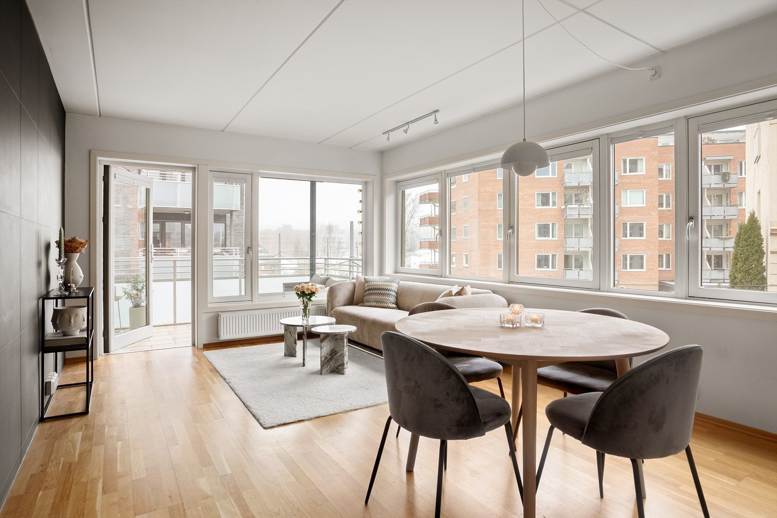 Stue/kjøkken har store og flotte vindusflater som slipper inn godt med lys. Vinduene er fra 2008 Galleribilde