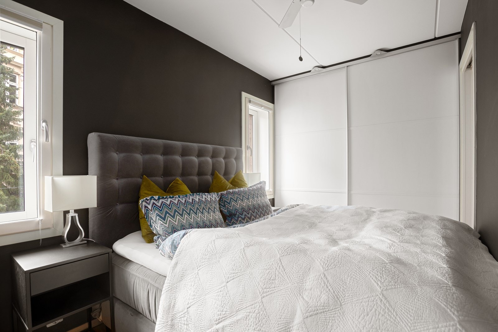 Stort og romslig soverom med stor skyvedørsgarderobe med masse oppbevaringsmuligheter Galleribilde