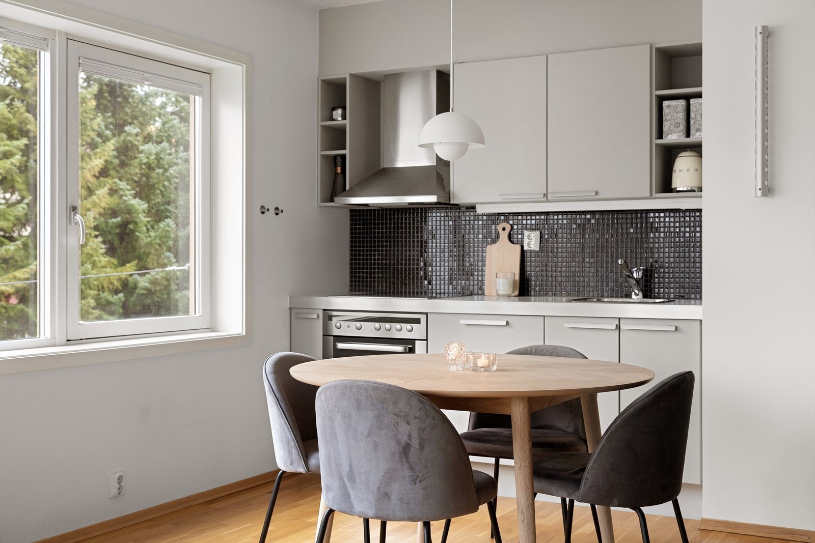 Platetopp, oppvaskmaskin og stekeovn er integrert i innredningen Galleribilde