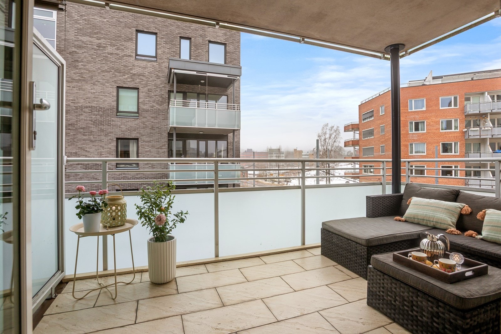 Fra stue/kjøkken er det utgang til balkong på 10 kvm. I følge selger har du solen fra ca. kl. 15.30-19 på sommerstid Galleribilde