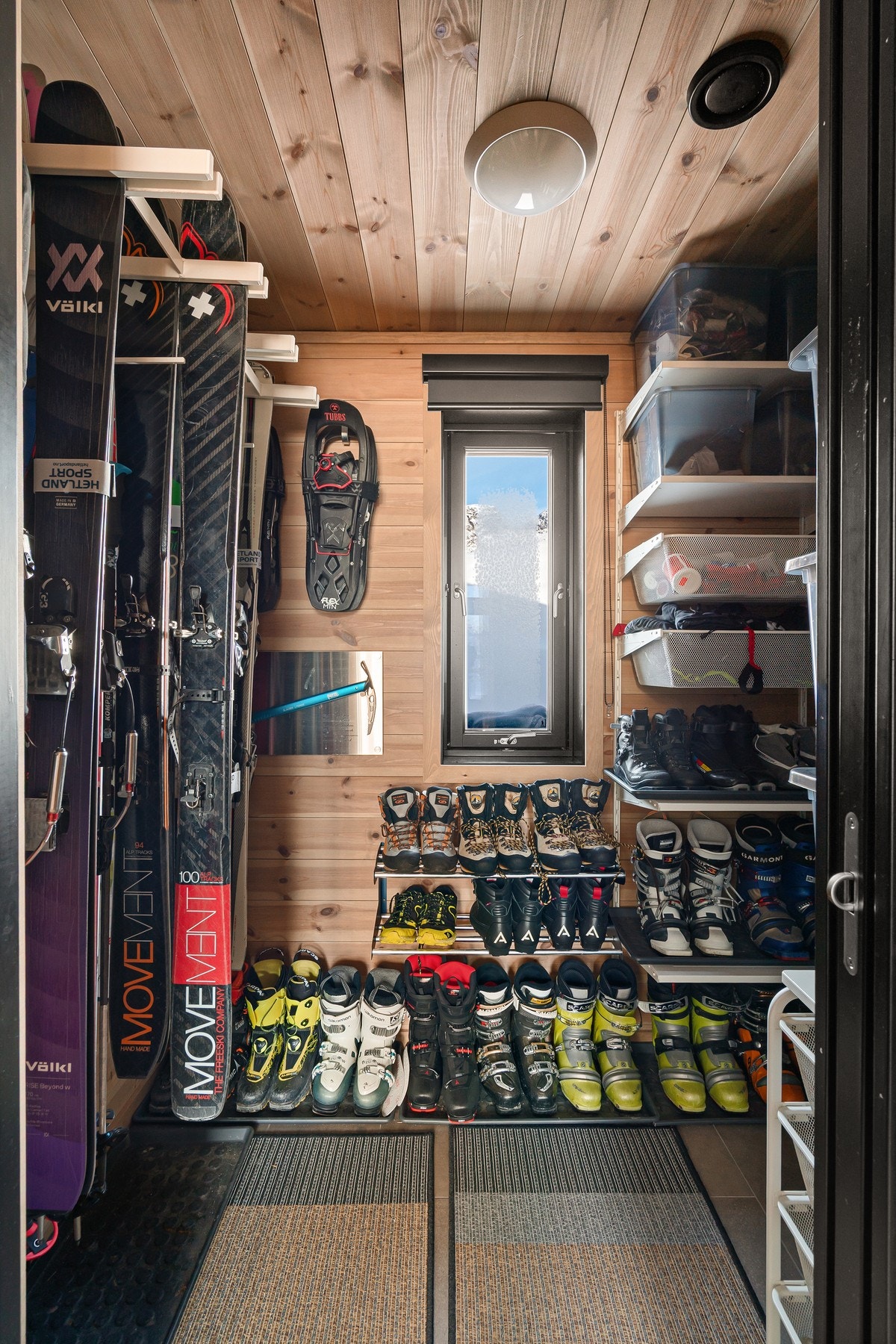 Romslig skibod. Galleribilde