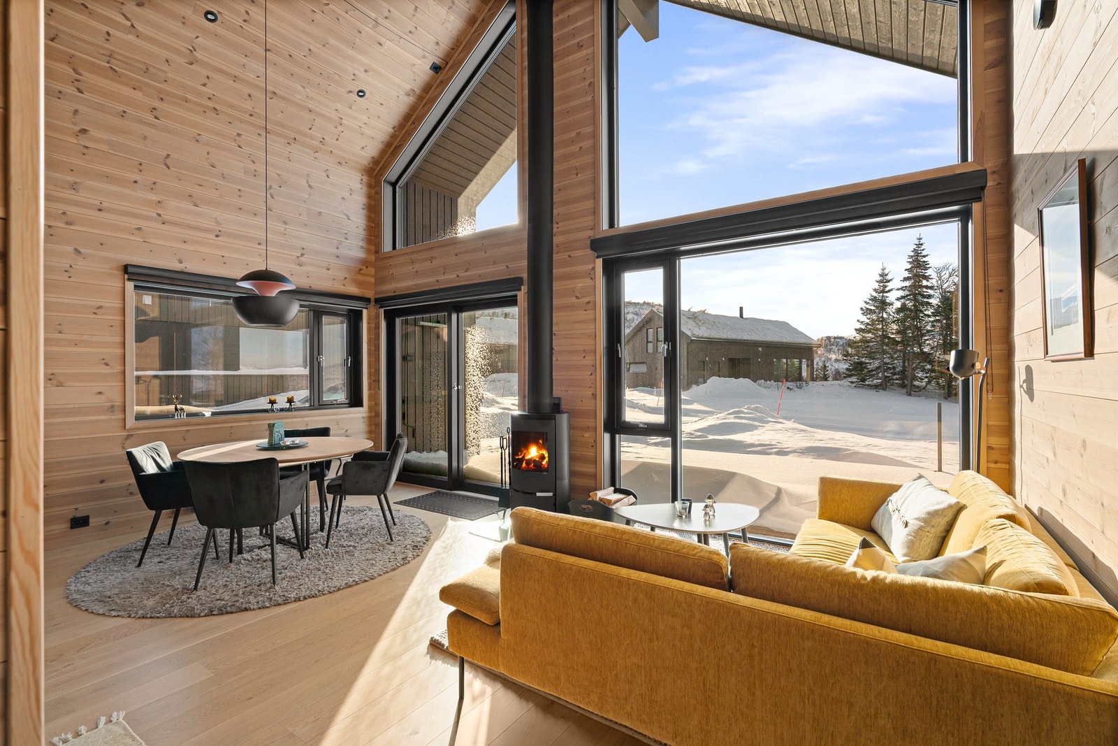 Velkommen til en moderne vertikaldelt hytte oppført i 2021 med solrik terrasse, garasje og ski-in/ski-out. Galleribilde