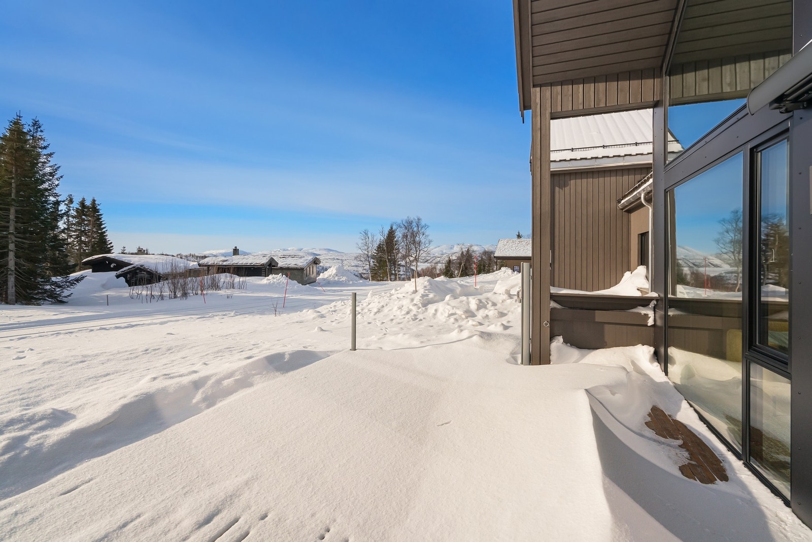 Terrassen er solrik med god plass til utemøblement. Galleribilde