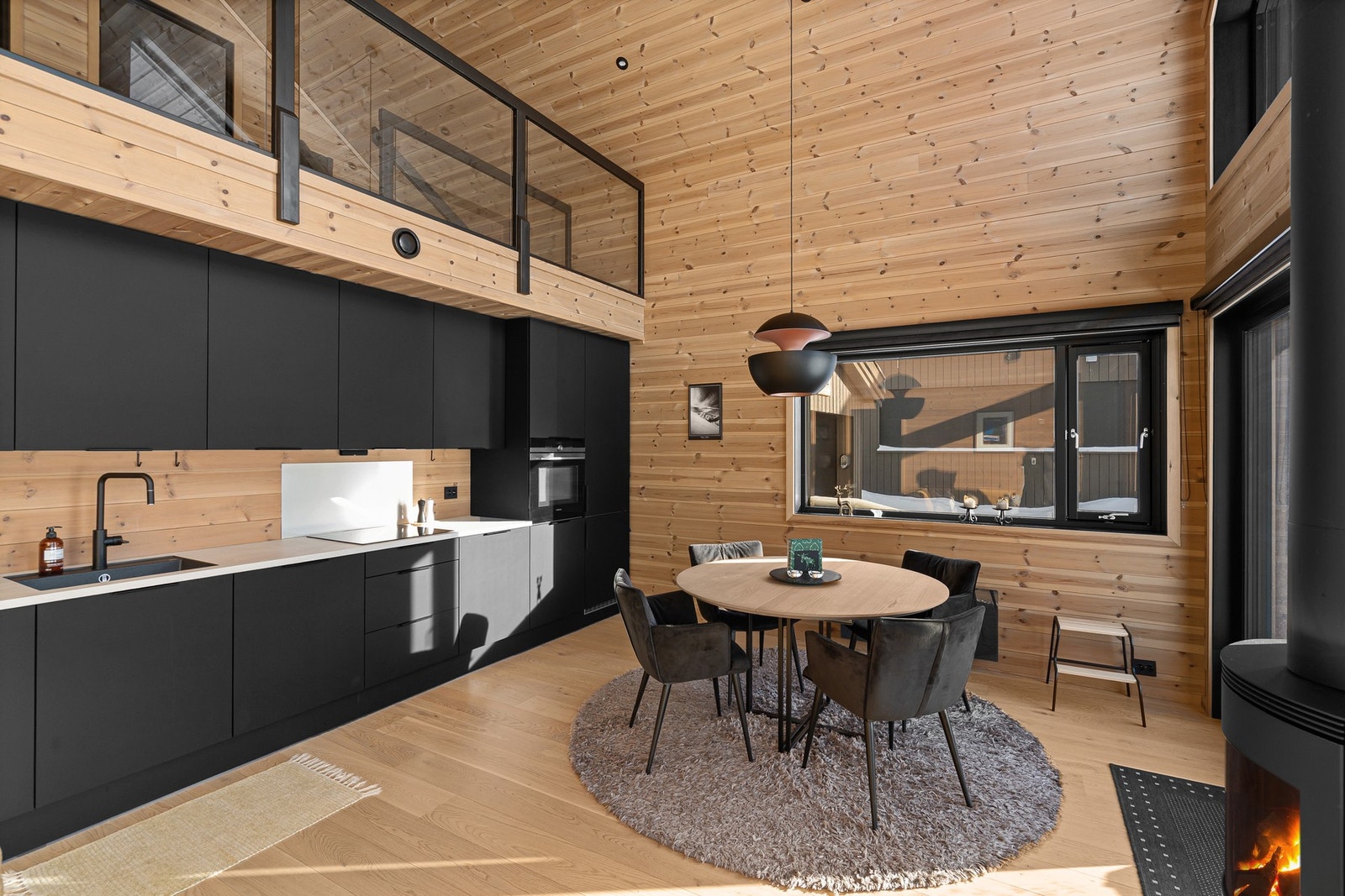 Kjøkkenet er moderne og alle hvitevarer er integrerte. Galleribilde