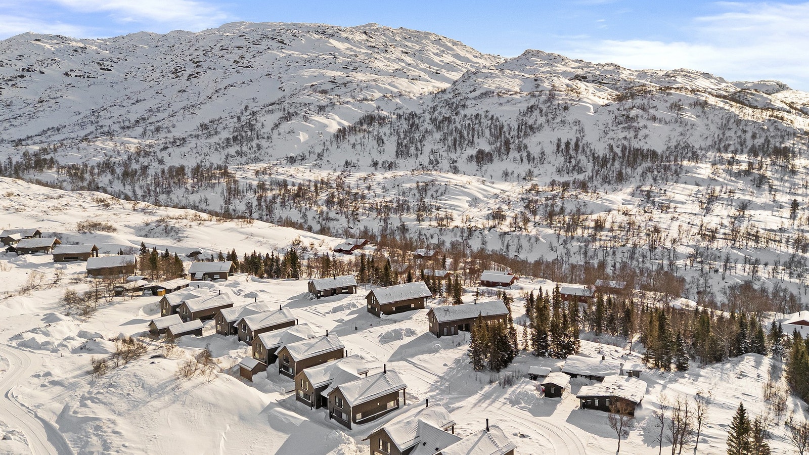 Fra hytten er det ski-in/ski-out til skitrekk, godt preparerte skiløyper og populære toppturområder som Grubbå og Hilleknuten. Galleribilde