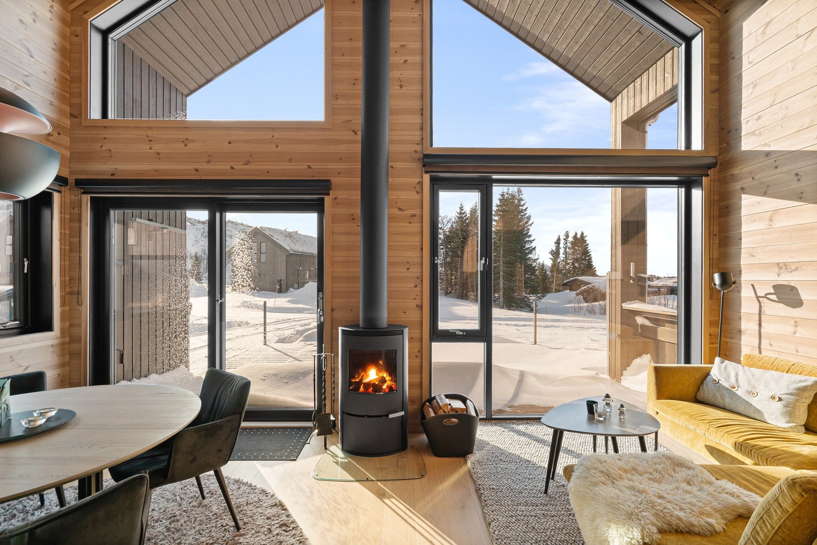 Gjennomgående er god takhøyde og store vindusflater som sikrer rikelig med naturlig lysinnslipp. Galleribilde