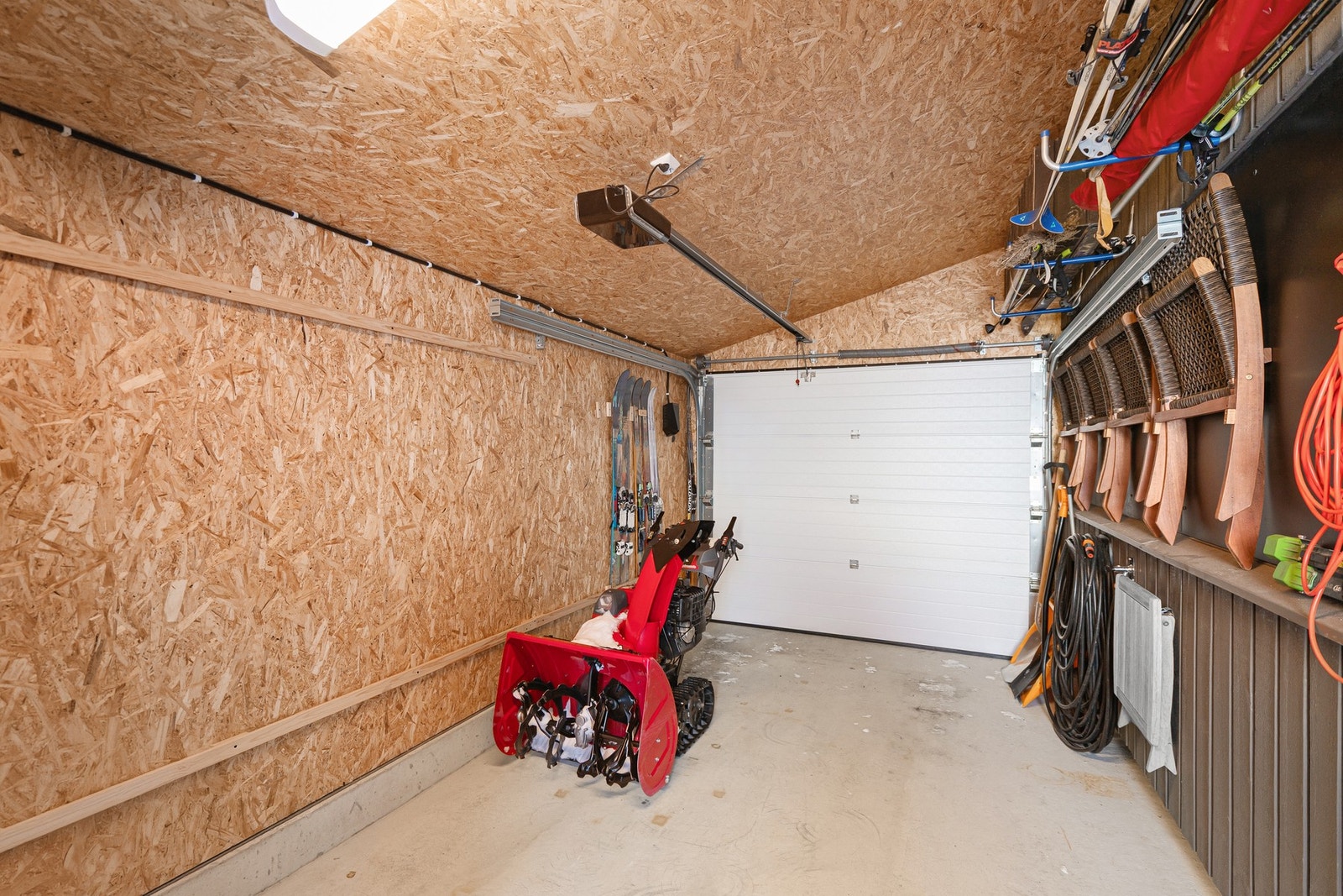 Det er gode parkeringsmuligheter i garasje med el-bil lader og på egen tomt. Galleribilde