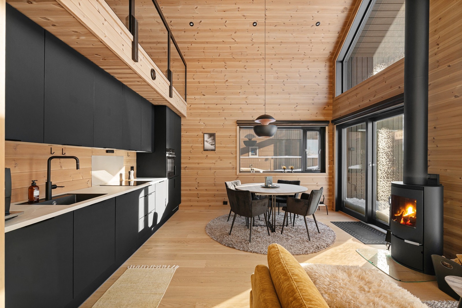 Det er åpen løsning mellom stue- og kjøkken, noe som bidrar til en sosial atmosfære. Galleribilde