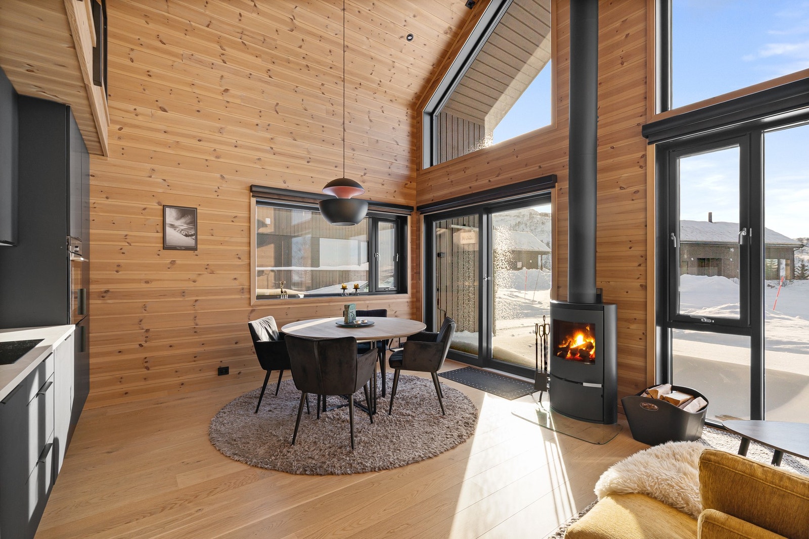 Du får fint plass til ønsket spisegruppe ved kjøkkenet. Galleribilde