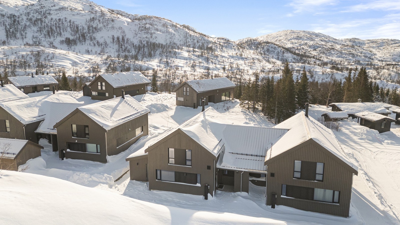 Hytten har en kjekk beliggenhet med kort kjøretur til dagligvarebutikk og Handleriet. Galleribilde