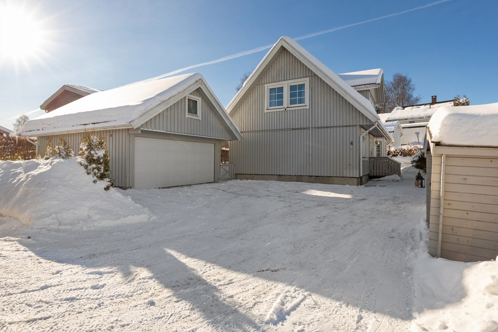 Dobbelgarasje med oppbevaring i andre etasje. Galleribilde