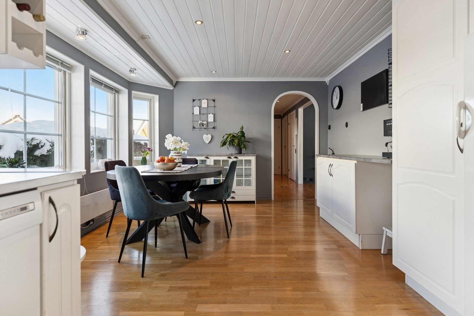 Stort kjøkken som has plass til spisebord og annen innredning. Galleribilde