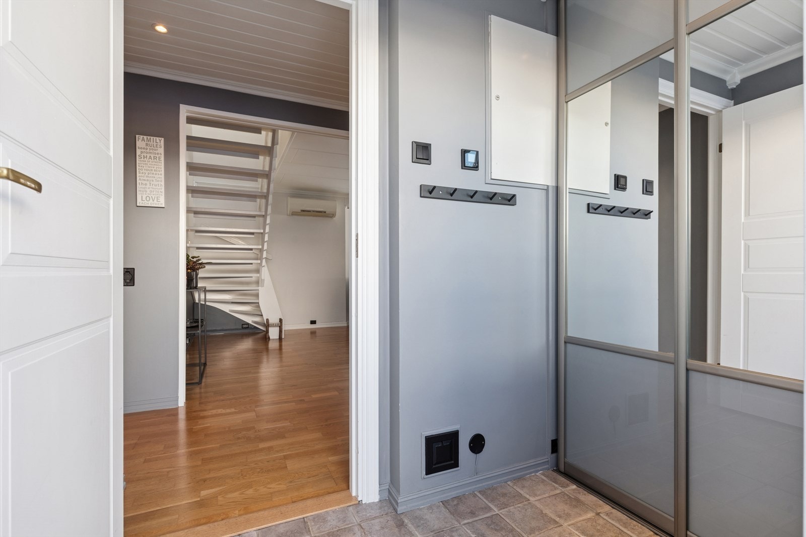 Velkommen inn! Her er det en entré med skyvedørsgarderobe. Galleribilde