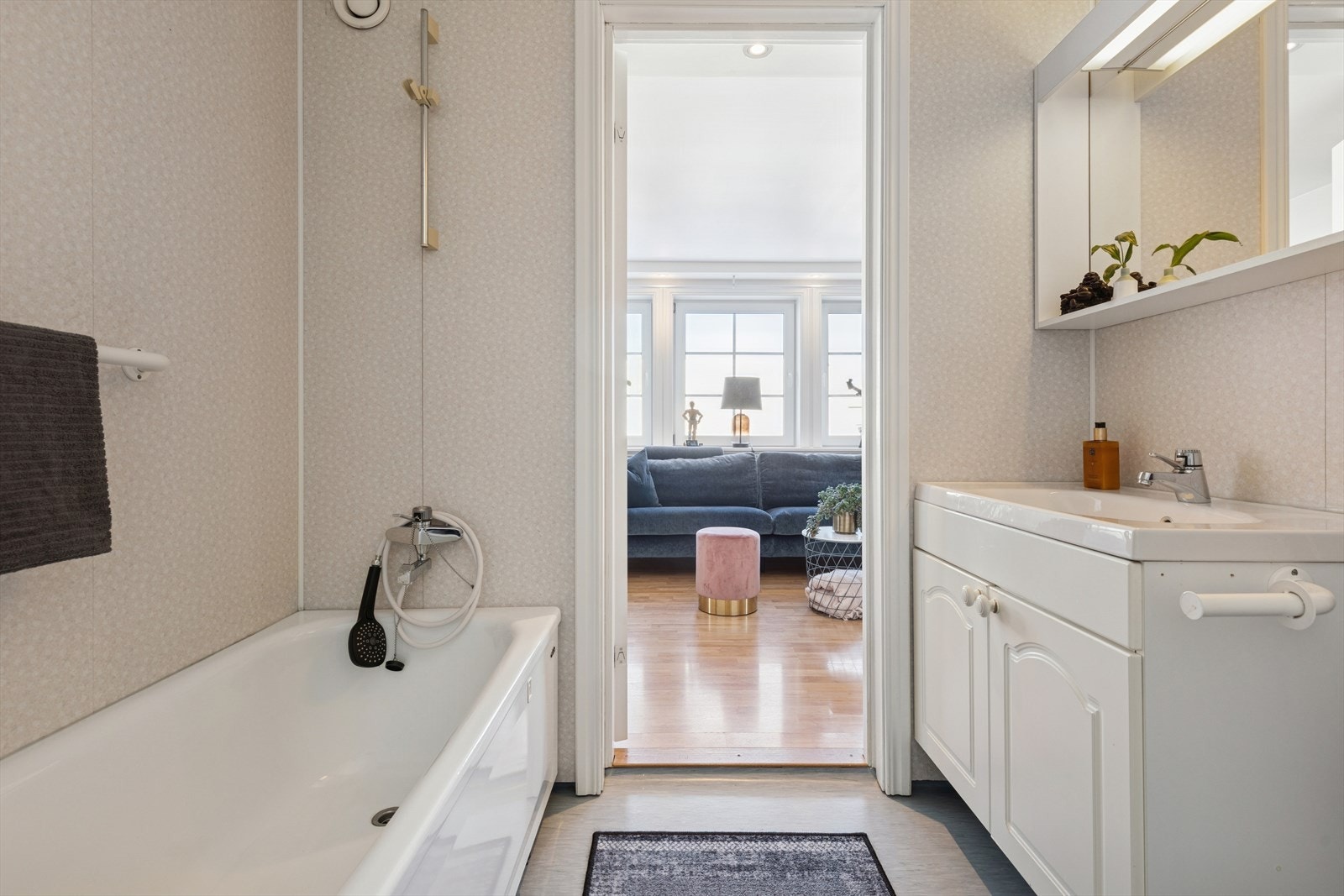 Praktisk baderom med badekar og gulvmontert toalett. Galleribilde