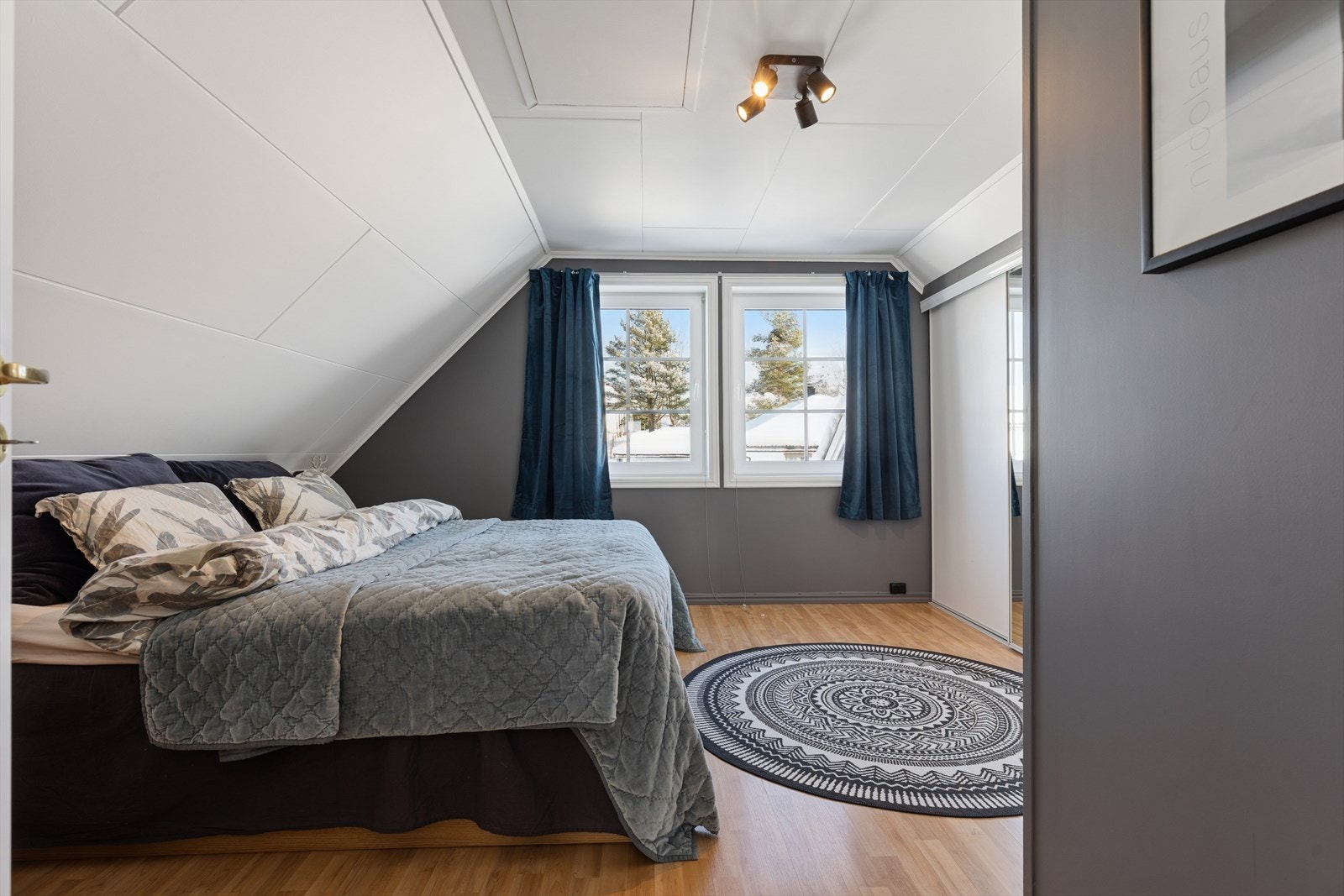 Hovedsoverom med god størrelse, mye gulvplass og romslig skyvedørsgarderobe. Galleribilde