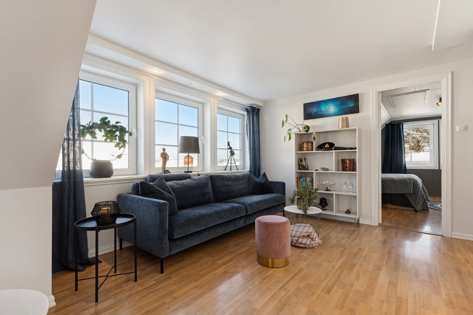 Innbydende stue i 2. etasje som gir boligen et ekstra samlingspunkt. Galleribilde