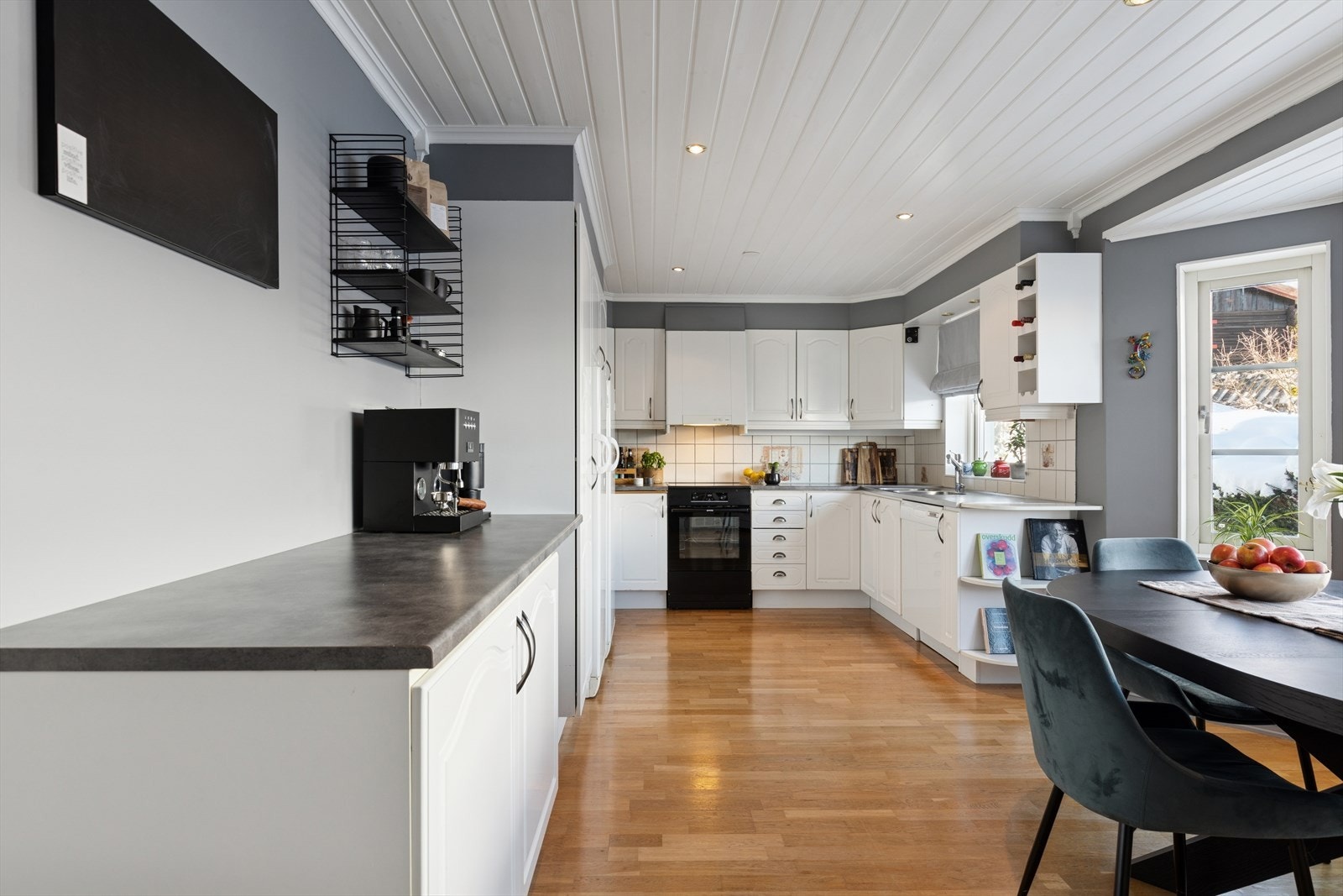 Stort og innbydende kjøkken med rikelig skapplass og generøse arbeidsflater - perfekt for både hverdag og selskap. Galleribilde