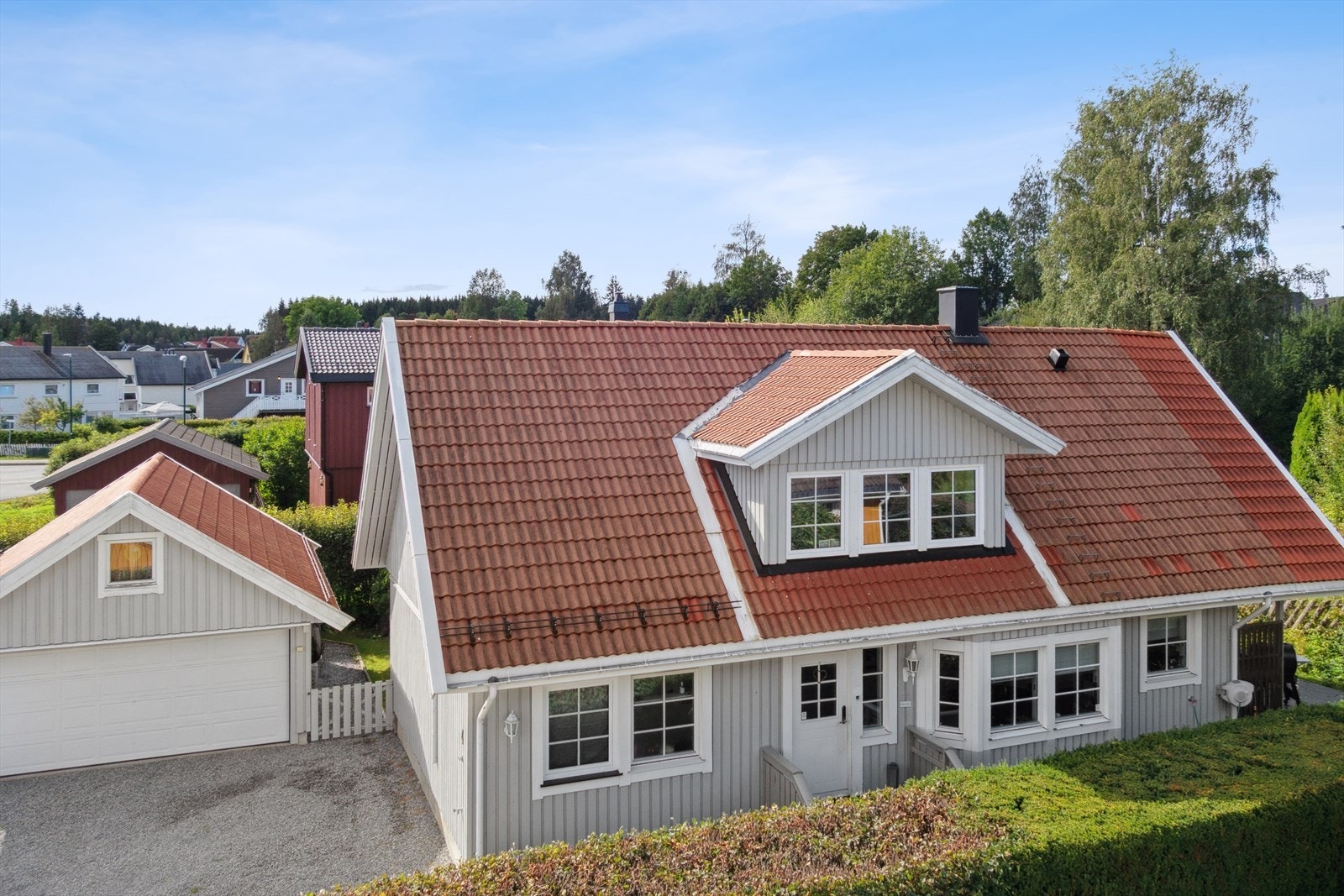 Boligen ligger i et rolig og barnevennlig nabolag sentralt på Råholt. Galleribilde