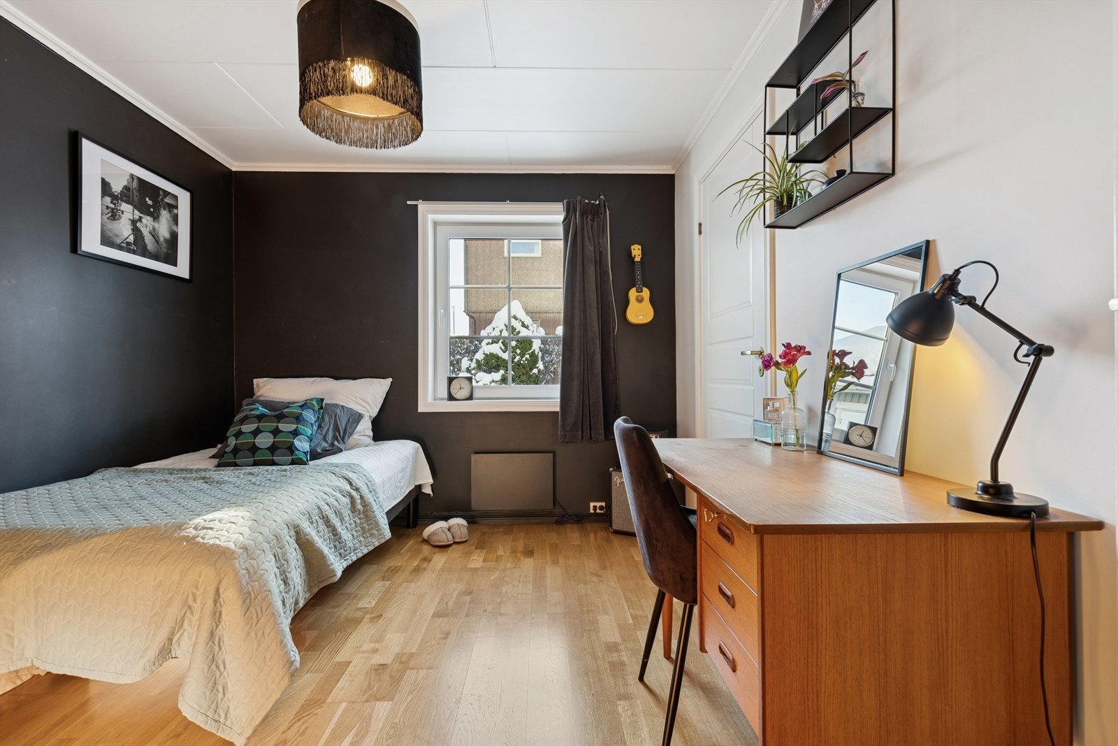 Boligen har helere 4 soverom, dette soverommet i første etasje har god plass og eget rom som benyttes som Walk-in. Galleribilde