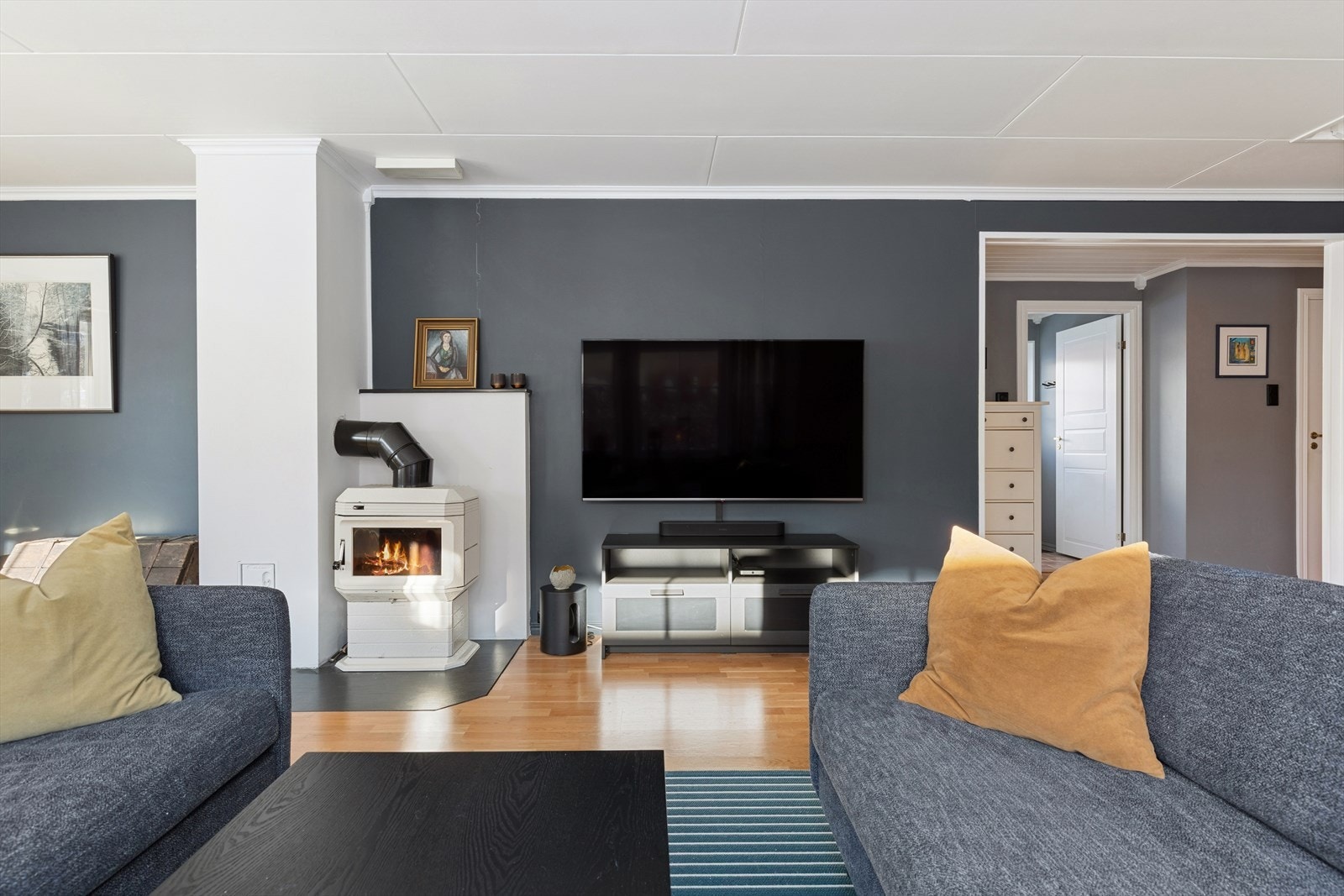 Romslig stue med peis som skaper en lun og hyggelig atmosfære. Galleribilde