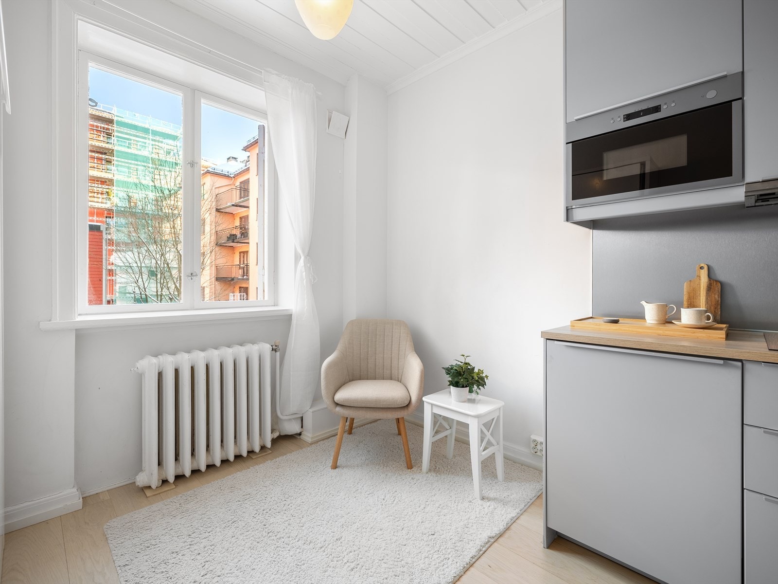 Leiligheten vender inn mot indre bakgård, så her er det stille og rolig. Galleribilde