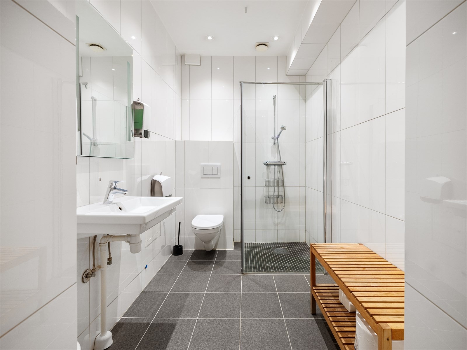 Bad- og toalettfasilitetene er felles, og er plassert i hver etasje av bygget med god kapasitet. Galleribilde