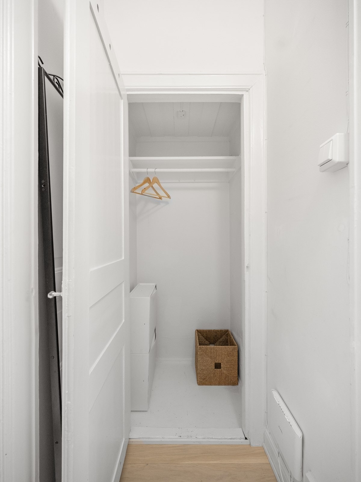 Entréen har en praktisk bod med god plass til yttertøy og sko, samt praktisk oppheng på vegg. Galleribilde