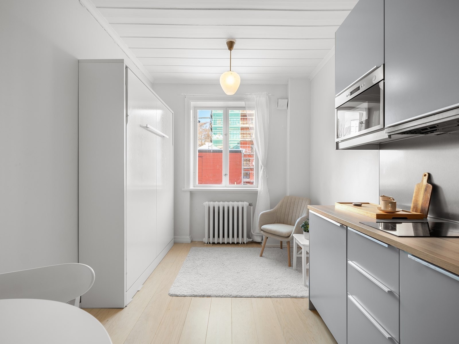 Lys og hyggelig stue med store vindusflater og generøs takhøyde på 2,76 meter. Galleribilde