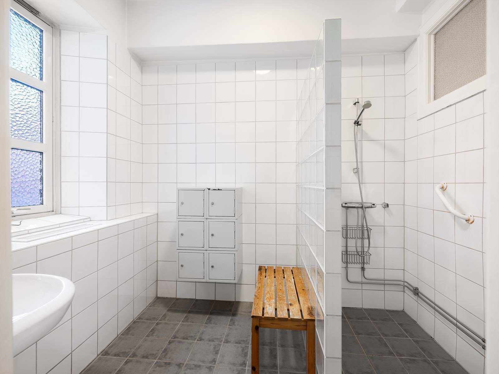 I hver etasje finnes det totalt 4 toaletter, 2 dusjbad samt 1 komplett bad med både toalett og dusj. Galleribilde