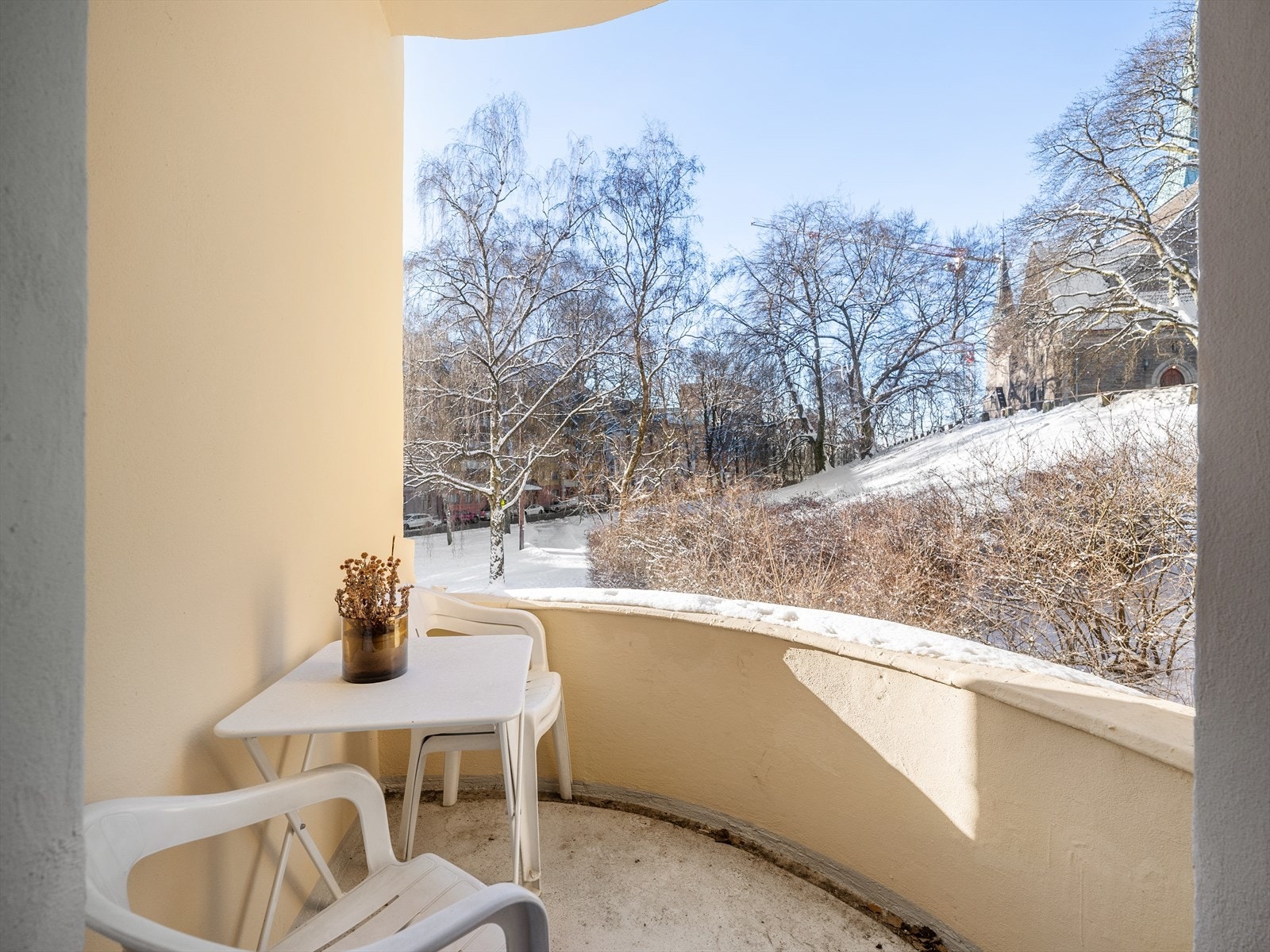 Bygget har seks balkonger som vender ut mot Stensparken, i 2., 3. og 4. etasje. I tillegg er det 7 luftebalkonger som vender inn mot bakgården. Alle balkongene kan benyttes av alle beboere, uansett etasje tilhørighet. Galleribilde