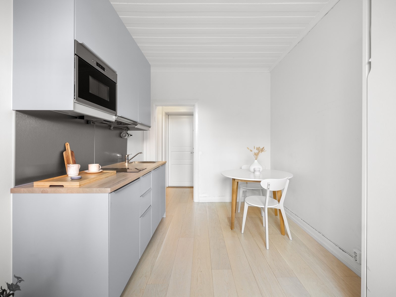 Overflatene er malt i et lyst fargevalg og gulvet er belagt med lys og pen en-stavs parkett. Galleribilde