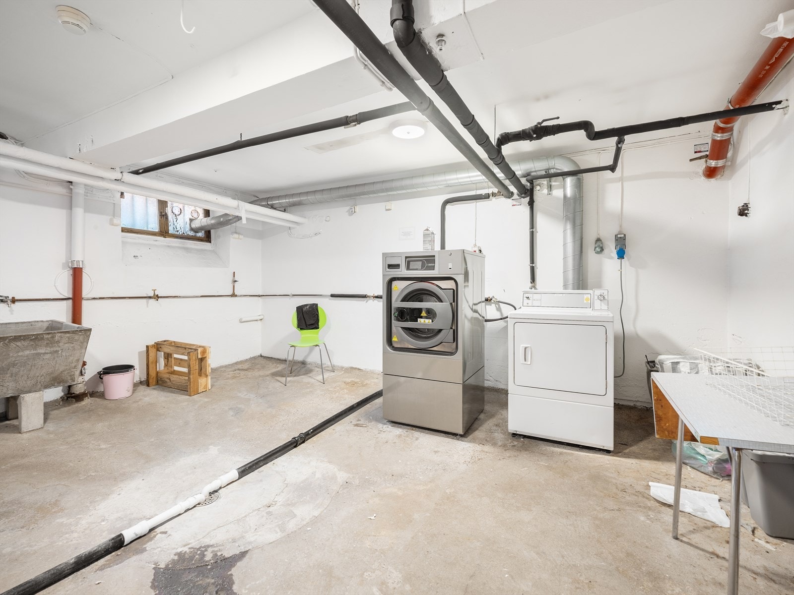 Vaskeriet er utstyrt med flere vaskemaskiner og tørketromler, noe som gjør klesvasken både enkel og lett tilgjengelig. Galleribilde